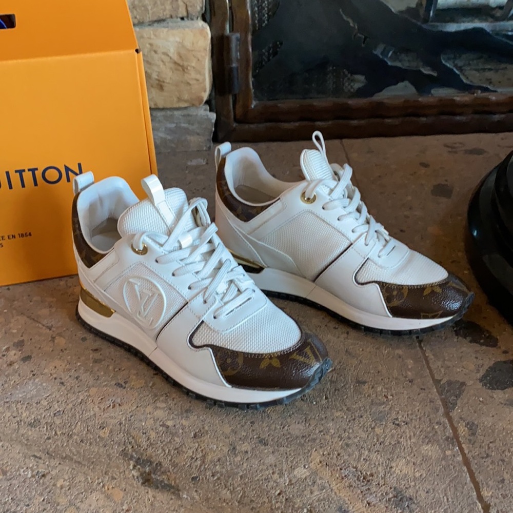 Auth. Louis Vuitton Run away sneaker - Picture 8 of 10